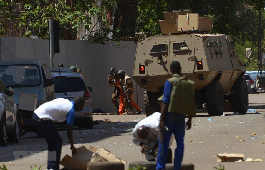 Lực lượng an ninh Burkina Faso được triển khai tại hiện trường một vụ tấn công tại Ouagadougou ngày 2/3/2018. (Ảnh: AFP/TTXVN) Lực lượng an ninh Burkina Faso được triển khai tại hiện trường một vụ tấn công tại Ouagadougou ngày 2/3/2018. (Ảnh: AFP/TTXVN)