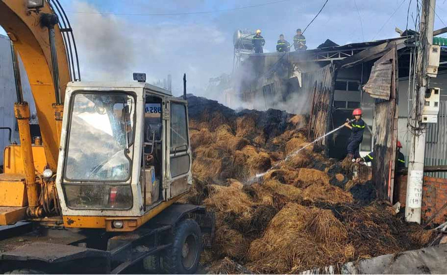 Các phương tiện chữa cháy và cứu hộ được đưa đến hiện trường