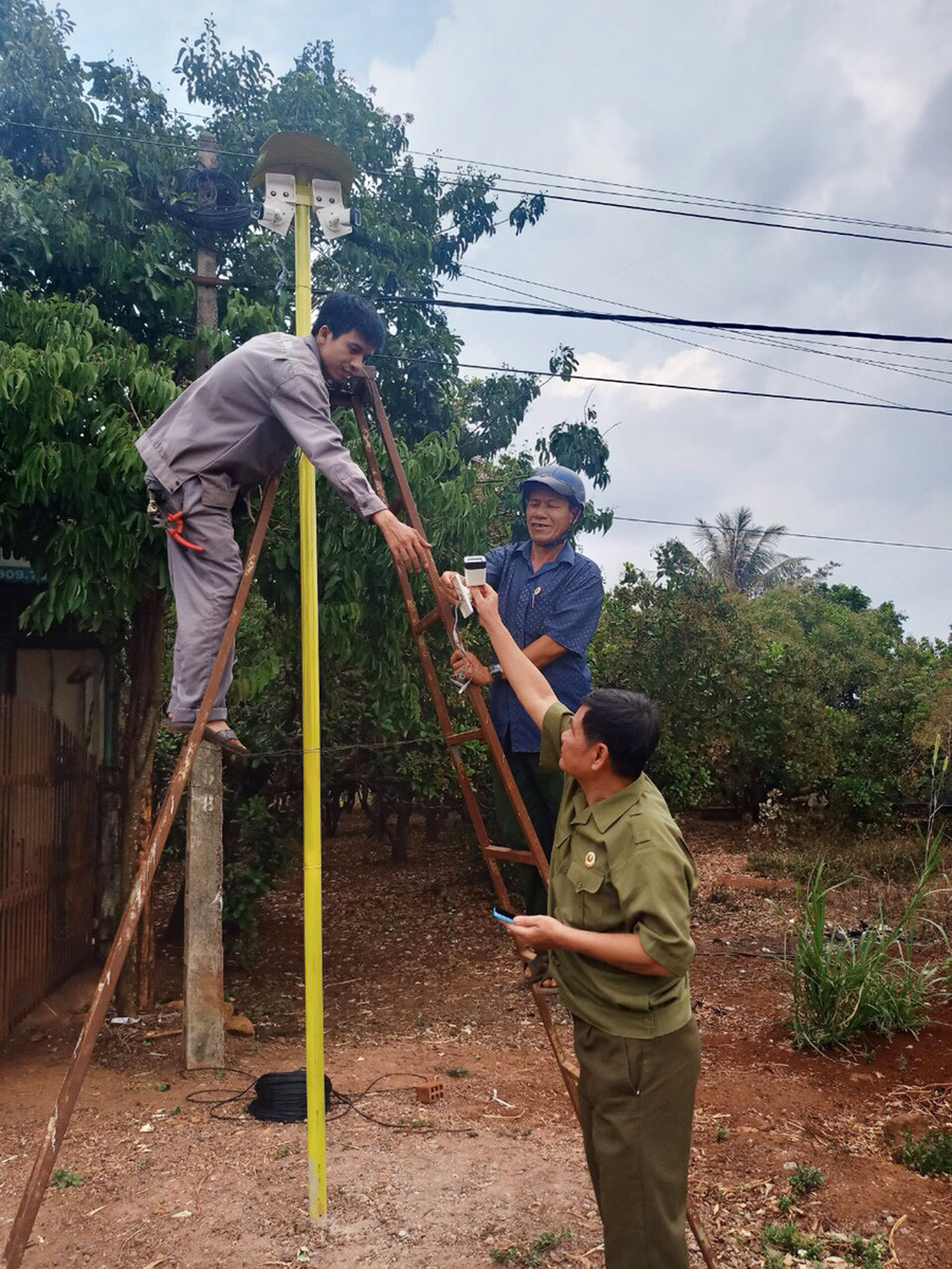 Hội CCB huyện Chư Pưh hỗ trợ lắp đặt camera ở thôn Hòa Lộc (xã Ia Phang). Ảnh: Thủy Bình Hội CCB huyện Chư Pưh hỗ trợ lắp đặt camera ở thôn Hòa Lộc (xã Ia Phang, huyện Chư Pưh). Ảnh: Thủy Bình