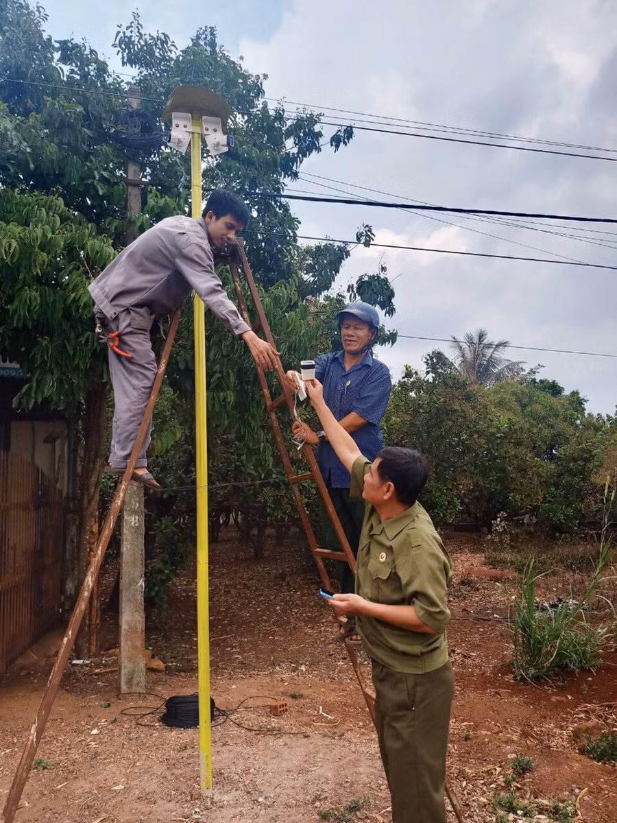  Hội CCB huyện Chư Pưh hỗ trợ lắp đặt camera ở thôn Hòa Lộc (xã Ia Phang, huyện Chư Pưh). Ảnh: Thủy Bình