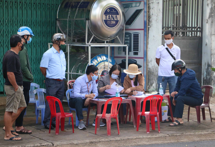 Lực lượng chức năng TP. Pleiku xử phạt các trường hợp vi phạm quy định về phòng-chống dịch Covid-19. Ảnh: Quang Tấn