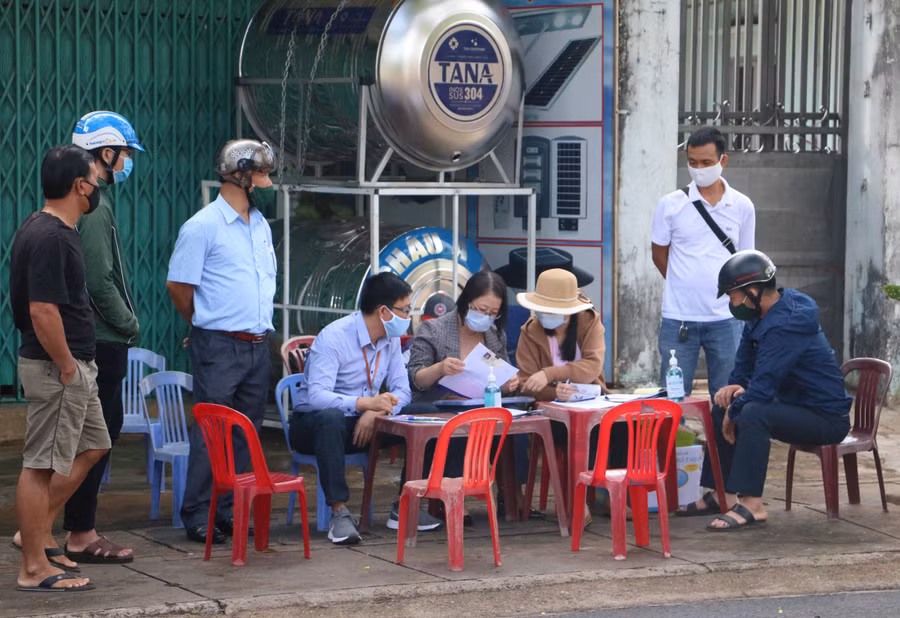 Lực lượng chức năng TP. Pleiku xử phạt các trường hợp vi phạm quy định về phòng-chống dịch Covid-19. Ảnh: Quang Tấn