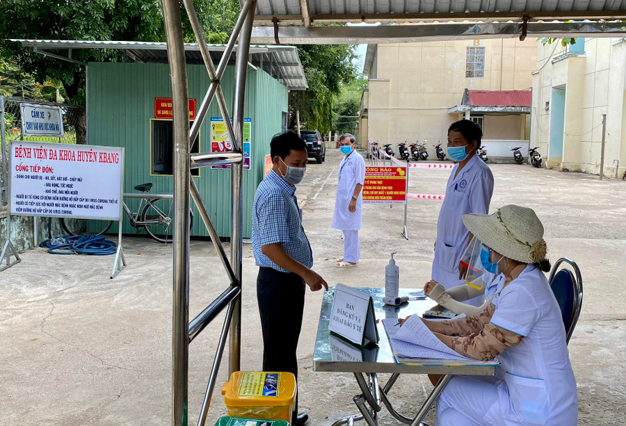 Đoàn kiểm tra tại Trung tâm Y tế huyện Kbang. Ảnh: Như Nguyện Đoàn kiểm tra tại Trung tâm Y tế huyện Kbang chiều 12-5. Ảnh: Như Nguyện