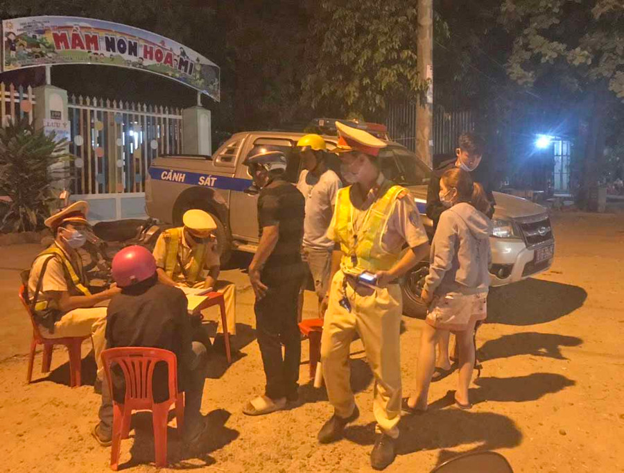 Lực lượng CSGT xử lý vi phạm nồng độ cồn