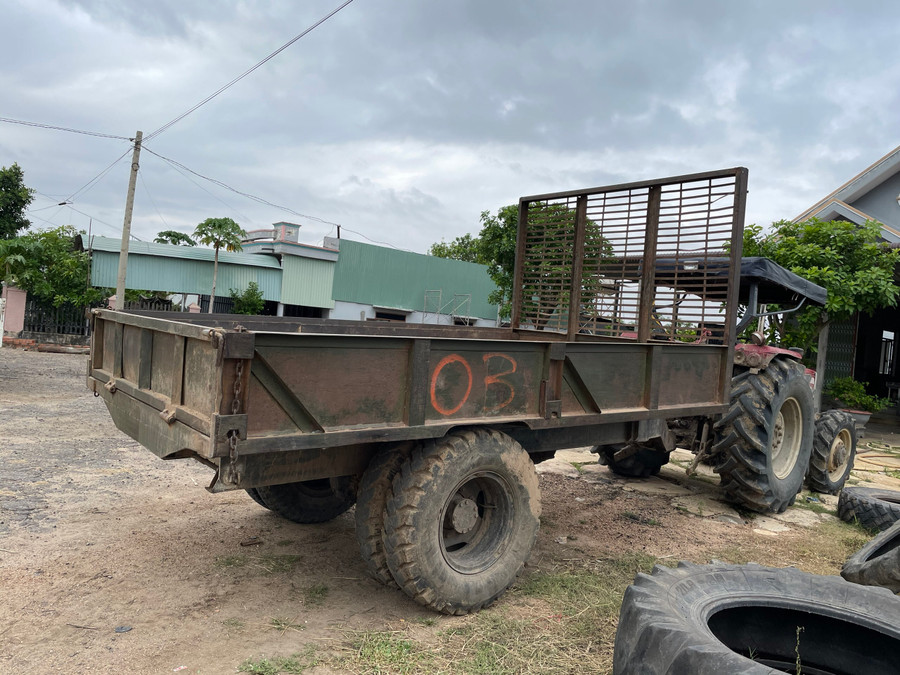 Chiếc xe máy kéo do anh Huy điều khiển thiếu quan sát dẫn đến vụ tai nạn