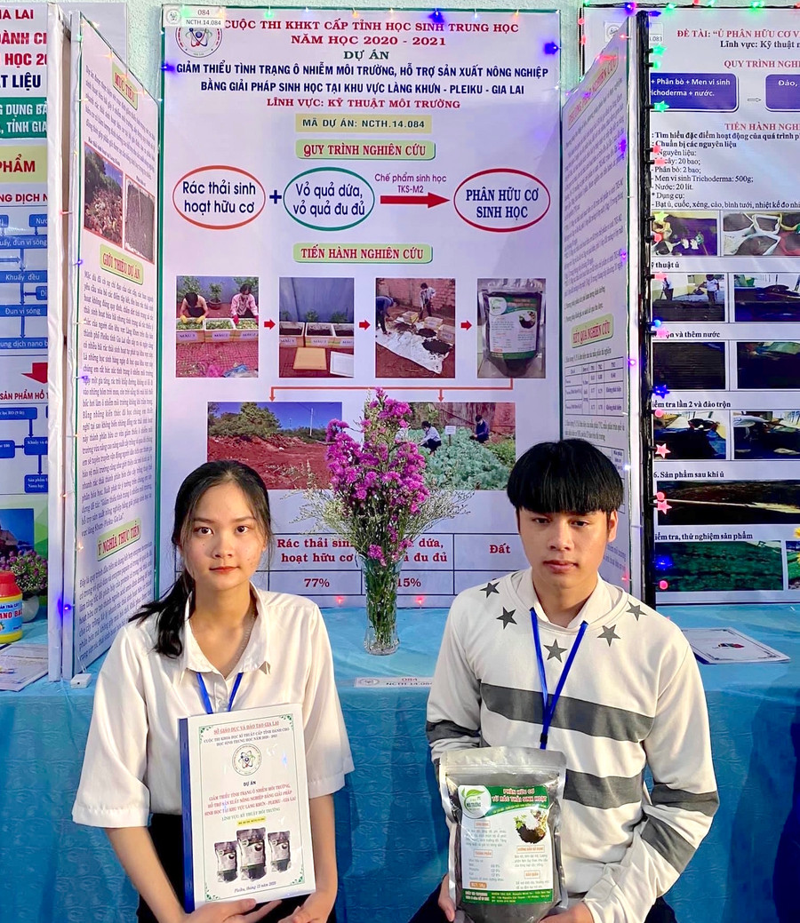 Đề tài nghiên cứu của Trí và Thư đã đạt giải tư tại Cuộc thi khoa học kỹ thuật cấp tỉnh học sinh trung học lần thứ VII (năm học 2020-2021). Ảnh: Mộc Trà Đề tài nghiên cứu của Trí và Thư đã đạt giải tư tại Cuộc thi khoa học kỹ thuật cấp tỉnh học sinh trung học lần thứ VII (năm học 2020-2021). Ảnh: Mộc Trà.