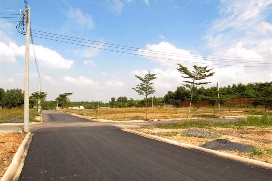 Mua bán đất dịch vụ là cơ hội đầu tư “vàng” hiện nay. Ảnh minh họa: LĐO