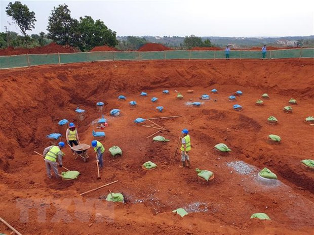 Một trụ điện gió (công suất hơn 3,7MW) đang được triển khai xây dựng tại xã Thuận Hà, huyện Đắk Song, tỉnh Đắk Nông. (Ảnh: Ngọc Minh/TTXVN)