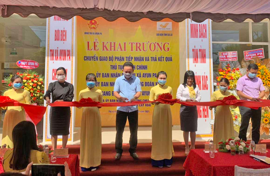 Ayun Pa chuyển giao bộ phận một cửa sang Bưu điện (GLO)- Sáng 28-5, UBND thị xã Ayun Pa (tỉnh Gia Lai) phối hợp với Bưu điện tỉnh Gia Lai tổ chức lễ khai trương chuyển giao bộ phận tiếp nhận và trả kết quả thủ tục hành chính sang Bưu điện thị xã Ayun Pa. Tham dự buổi lễ có đại diện lãnh đạo Bưu điện tỉnh, lãnh đạo UBND thị xã và các phòng, ban chuyên môn của thị xã Ayun Pa. Thực hiện đề án thí điểm chuyển giao một số nhiệm vụ, dịch vụ hành chính công trên địa bàn tỉnh Gia Lai sang bưu điện thực hiện, UBND thị xã Ayun Pa đã thống nhất chuyển bộ phận một cửa của thị xã và phường Đoàn Kết sang trụ sở Bưu điện thị xã. Theo đó, từ ngày 28-5, Bưu điện thị xã Ayun Pa sẽ cung cấp đầy đủ các dịch vụ chuyển phát hồ sơ, tiếp nhận và trả kết quả giải quyết thủ tục hành chính trên tất cả các lĩnh vực cho người dân. Việc chuyển giao này được coi là bước đột phá trong cải cách hành chính, giúp rút ngắn thời gian giải quyết thủ tục hồ sơ, tạo điều kiện tốt nhất cho người dân. Đồng thời, Bưu điện sẽ hướng dẫn người dân thực hiện dịch vụ công trực tuyến mức độ 3 và 4 đối với các thủ tục hành chính thuộc phạm vi, chức năng quản lý của Nhà nước; tiếp nhận và xử lý trực tuyến các kiến nghị, vướng mắc về thủ tục hành chính nhằm xây dựng nền hành chính tinh gọn, hiệu quả. Được biết, thị xã Ayun Pa là đơn vị thứ 16 trong toàn tỉnh chuyển giao bộ phận một cửa sang Bưu điện huyện, thị. Dịp này, UBND phường Cheo Reo (thị xã Ayun Pa) tổ chức lễ khai trương chuyển giao bộ phận tiếp nhận và trả kết quả thủ tục hành chính sang Bưu điện ngã ba Cây Xoài. VŨ CHI 