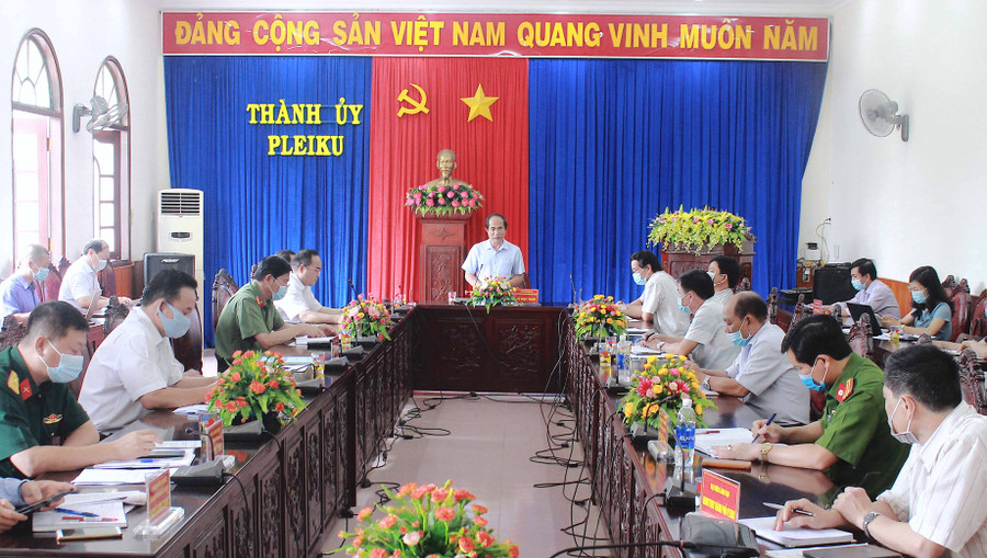 1- Quang cảnh buổi làm việc với Ủy ban Bầu cử TP. Pleiku. Ảnh: Hồng Thi.