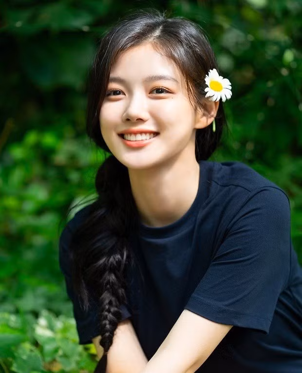 Bộ ảnh vào top tìm kiếm của những diễn đàn lớn xứ sở kim chi như Pann, TheQoo, Naver... chỉ thời gian ngắn sau khi được Awesome Entertainment - công ty chủ quản của Kim Yoo Jung đăng tải. ẢNH: AWESOME ENTERTAINMENT