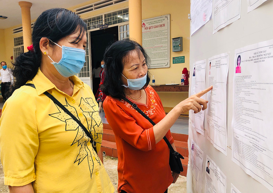 Cử tri phường Diên Hồng (TP. Pleiku) tìm hiểu thông tin các ứng cử viên trước buổi tiếp xúc. Ảnh: Phan Lài Cử tri phường Diên Hồng (TP. Pleiku) tìm hiểu thông tin các ứng cử viên trước buổi tiếp xúc. Ảnh: Phan Lài