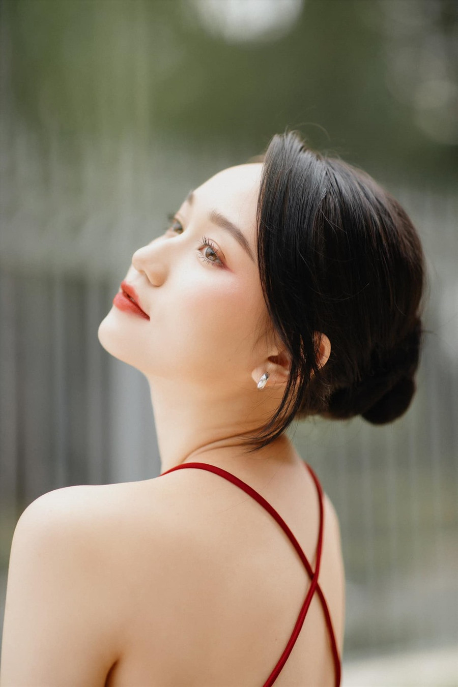 Trúc Anh vốn nổi tiếng bởi đôi mắt đẹp, nhờ vậy cô đã vượt qua hàng ngàn ứng viên để nhận được vai Hà Lan trong bộ phim 