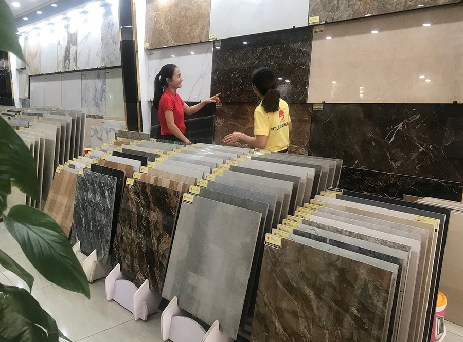  Nhiều mặt hàng vật liệu xây dựng thô và vật liệu hoàn thiện đã tăng giá. Ảnh: Vũ Thảo