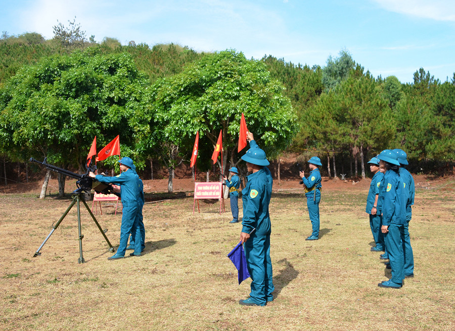 Dân quân TP. Pleiku đang huấn luyện súng 12,7 mm. Ảnh: Vĩnh Hoàng  Dân quân thành phố Pleiku đang huấn luyện súng 12,7 mm. Ảnh: Vĩnh Hoàng