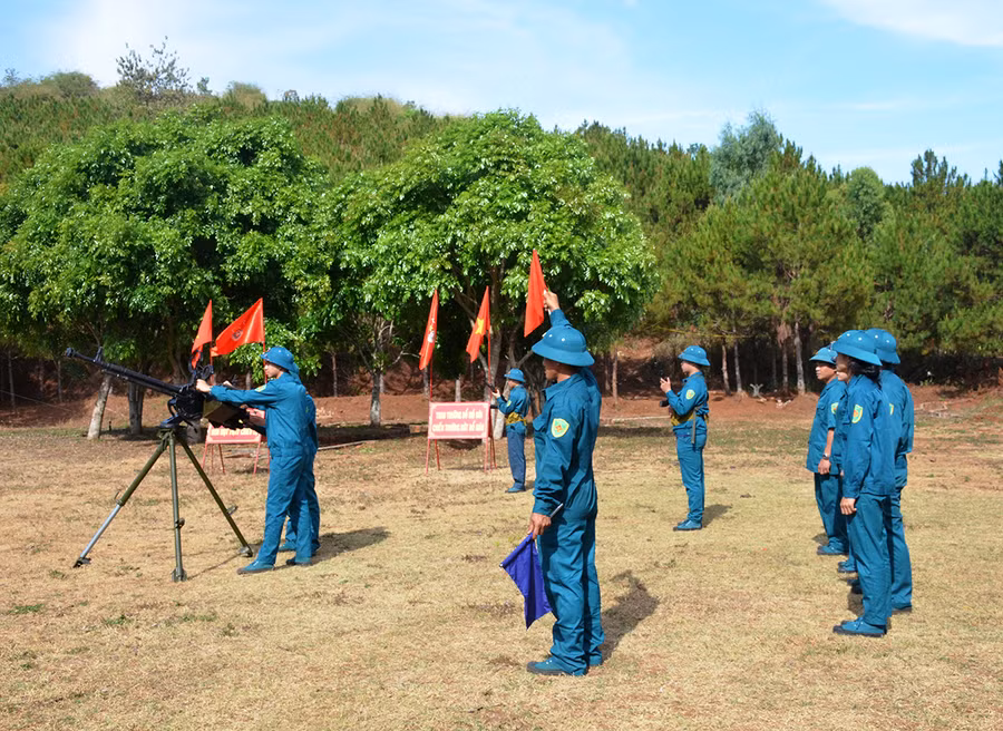  Dân quân thành phố Pleiku đang huấn luyện súng 12,7 mm. Ảnh: Vĩnh Hoàng