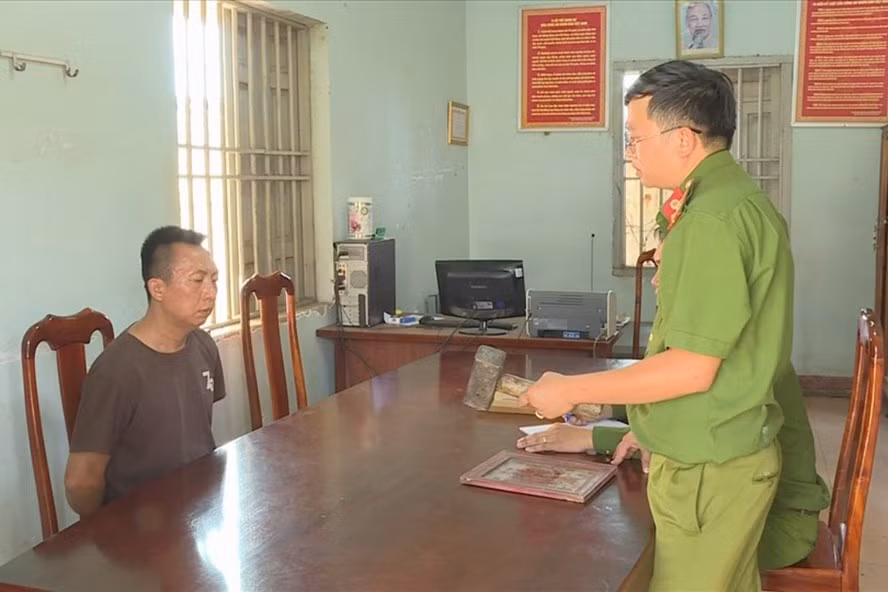 Đối tượng Huỳnh Huy Vũ tại trụ sở công an. Ảnh: T.X