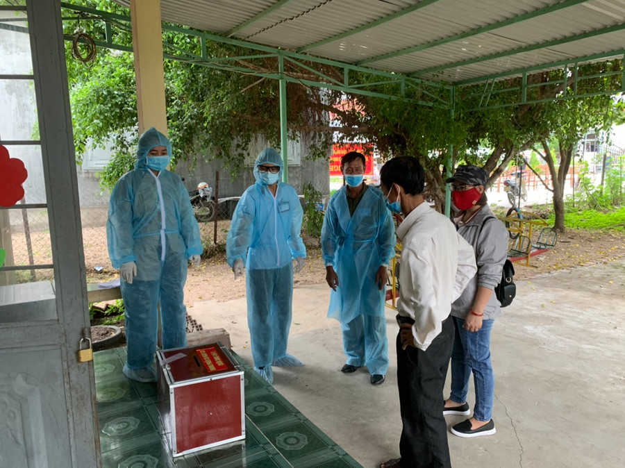 Cán bộ Trung tâm Y tế huyện Phú Thiện bàn giao thùng phiếu phụ cho tổ bầu cử thôn Thanh Thượng, xã Ayun Hạ. Ảnh: Vũ Chi Cán bộ Trung tâm Y tế huyện Phú Thiện bàn giao thùng phiếu phụ cho tổ bầu cử thôn Thanh Thượng-Ảnh Vũ Chi