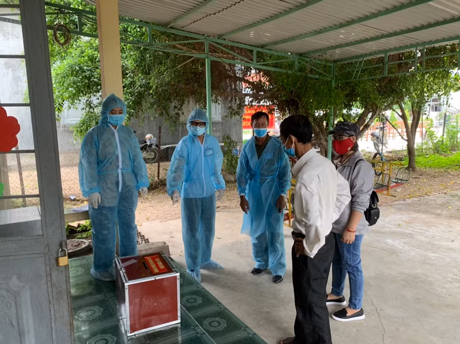 Cán bộ Trung tâm Y tế huyện Phú Thiện bàn giao thùng phiếu phụ cho tổ bầu cử thôn Thanh Thượng-Ảnh Vũ Chi