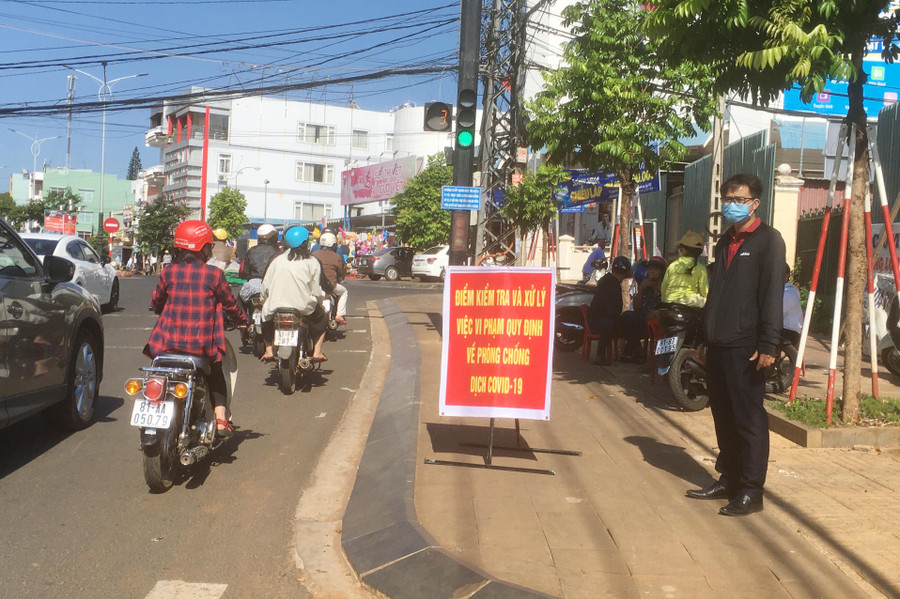 Lực lượng chức năng phường Hoa Lư cũng tổ chức lực lượng tuyên truyền và quyết liệt xử lý các trường hợp vị phạm các quy định về phòng-chống Covid-19