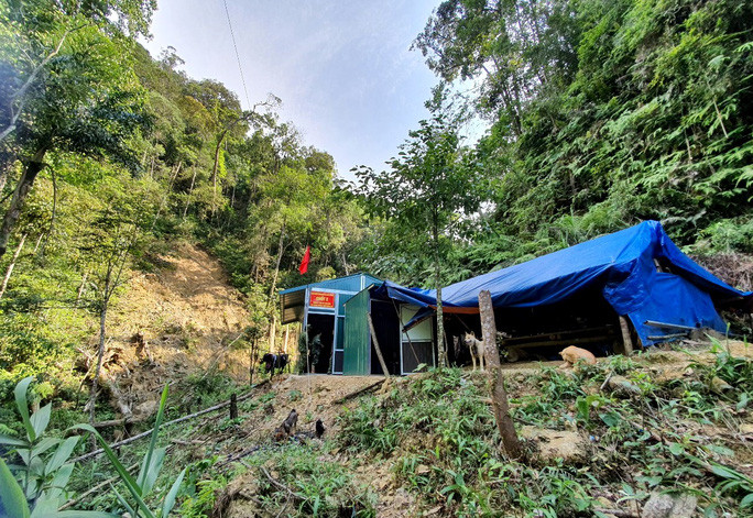 Chốt kiểm soát số 2 xã La Dêê nằm giữa rừng, được dựng khá tạm bợ Ảnh: QUANG HUY