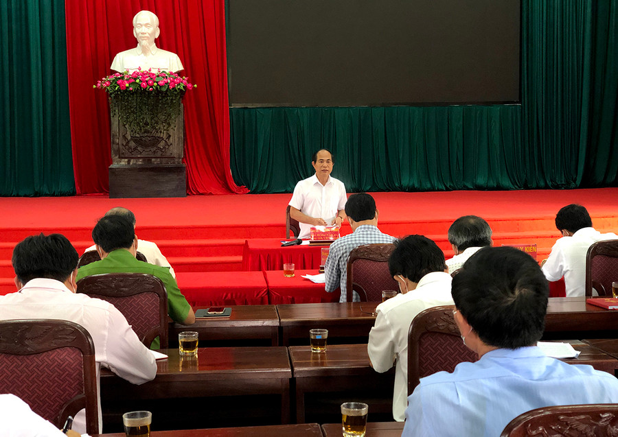  Đồng chí Võ Ngọc Thành-Chủ tịch UBND tỉnh, Phó Chủ tịch Ủy ban bầu cử tỉnh, Trưởng đoàn kiểm tra số 3 làm việc với Ủy ban bầu cử huyện Chư Păh. Ảnh: Lê Hòa