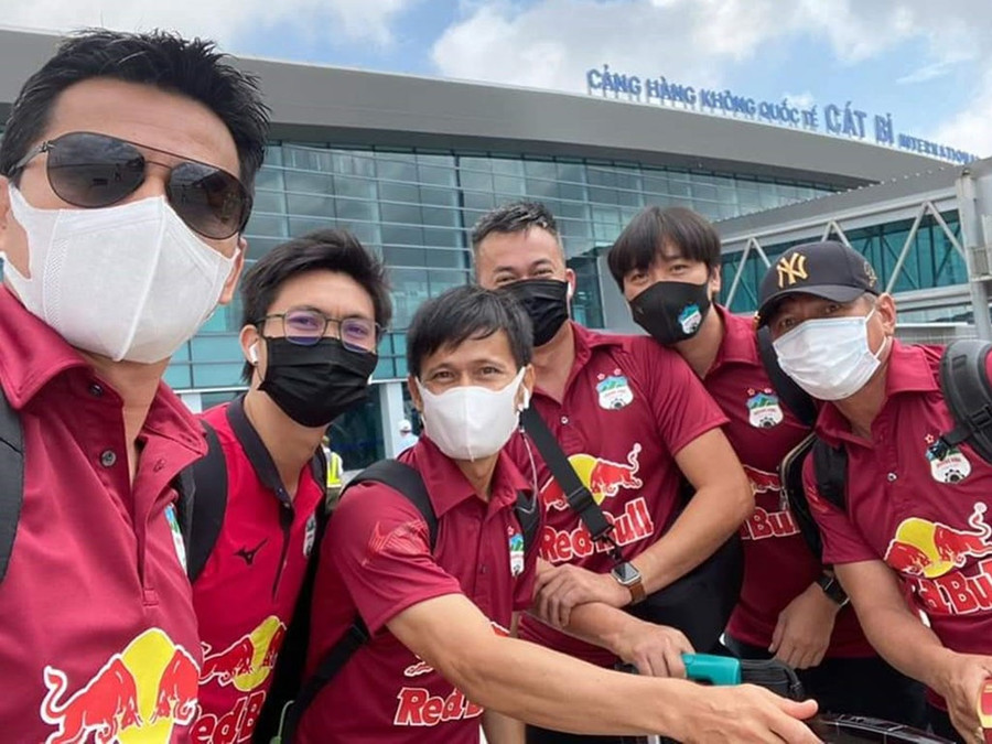 HLV Kiatisak cùng HAGL có mặt ở sân bay Cát Bi (Hải Phòng) để di chuyển tiếp đến Cẩm Phả nhưng trận đấu vòng 13 đã bị hoãn. Ảnh: FACEBOOK NHÂN VẬT