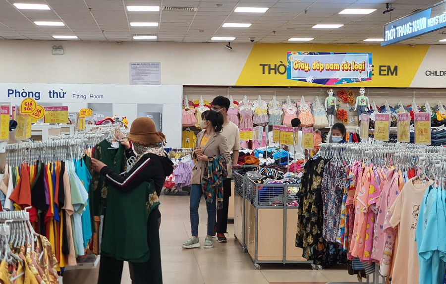 Người dân mua sắm tại các siêu thị tăng cao trong dịp lễ. Ảnh: Vũ Thảo