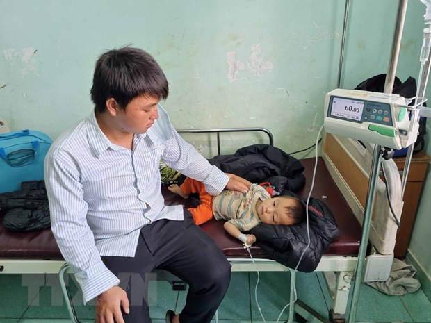 Bệnh nhân bị ngộ độc thức ăn đang được theo dõi và điều trị tại Bệnh viện đa khoa tỉnh Đắk Nông. (Ảnh: Ngọc Minh/TTXVN)