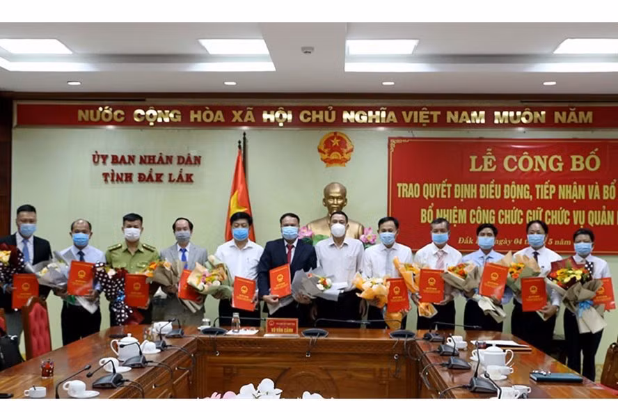 Quang cảnh buổi trao quyết định. Ảnh: T.X Quang cảnh buổi trao quyết định. Ảnh: T.X