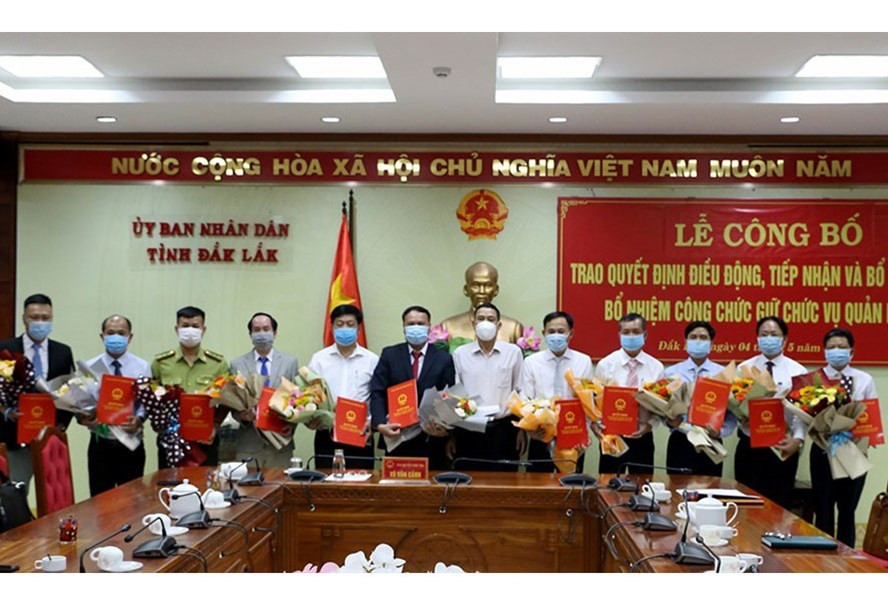 Quang cảnh buổi trao quyết định. Ảnh: T.X