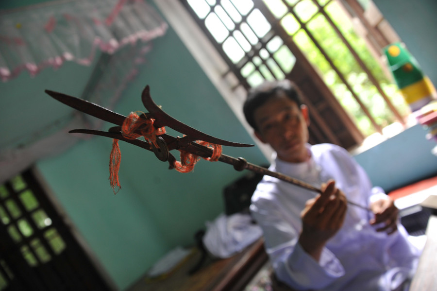 Cây lình trung dài 1,2 m của đồng Thương với chỉ ngũ sắc, một pháp khí gắn với tích truyện Trần Hưng Đạo chém giặc Phạm Nhan. ẢNH: LAM PHONG