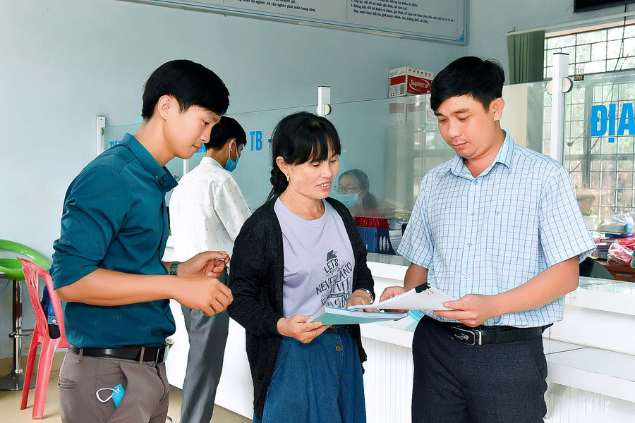 Người dân được hướng dẫn, giải quyết thủ tục hành chính nhanh gọn, thuận tiện tại “Bộ phận một cửa” UBND xã Thăng Hưng.