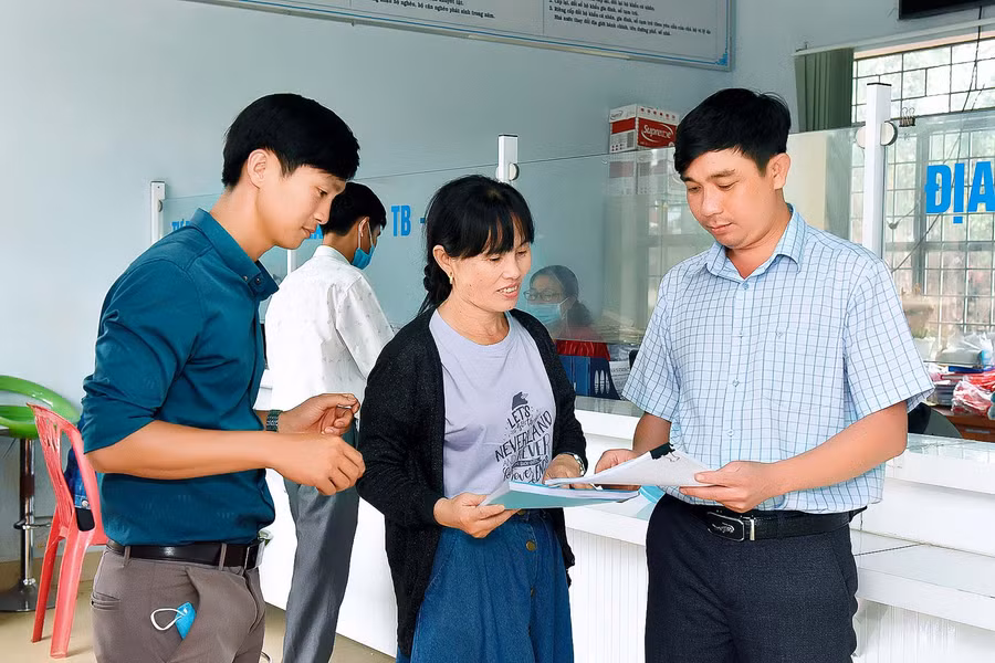 Người dân được hướng dẫn, giải quyết thủ tục hành chính nhanh gọn, thuận tiện tại “Bộ phận một cửa” UBND xã Thăng Hưng.