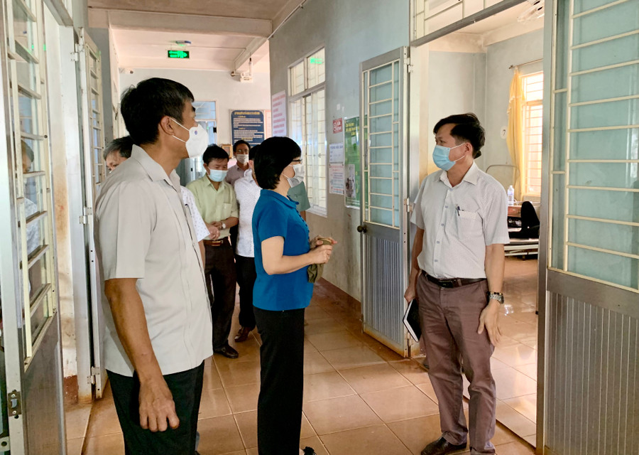 Ban Chỉ đạo phòng-chống dịch Covid-19 tỉnh Gia Lai kiểm tra công tác phòng-chống dịch tại Trung tâm Y tế huyện Đức Cơ. Ảnh: Như Nguyện