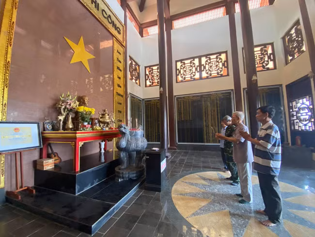 Thắp hương tại Khu tưởng niệm các liệt sĩ Hà Nội. Ảnh: M.N