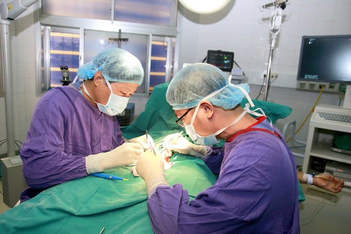 Phẫu thuật cấp cứu cho bệnh nhân bị xoắn tinh hoàn - Ảnh: Hà My