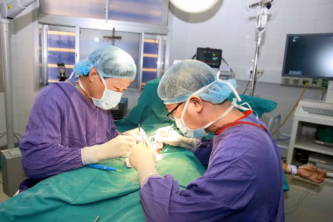 Phẫu thuật cấp cứu cho bệnh nhân bị xoắn tinh hoàn - Ảnh: Hà My