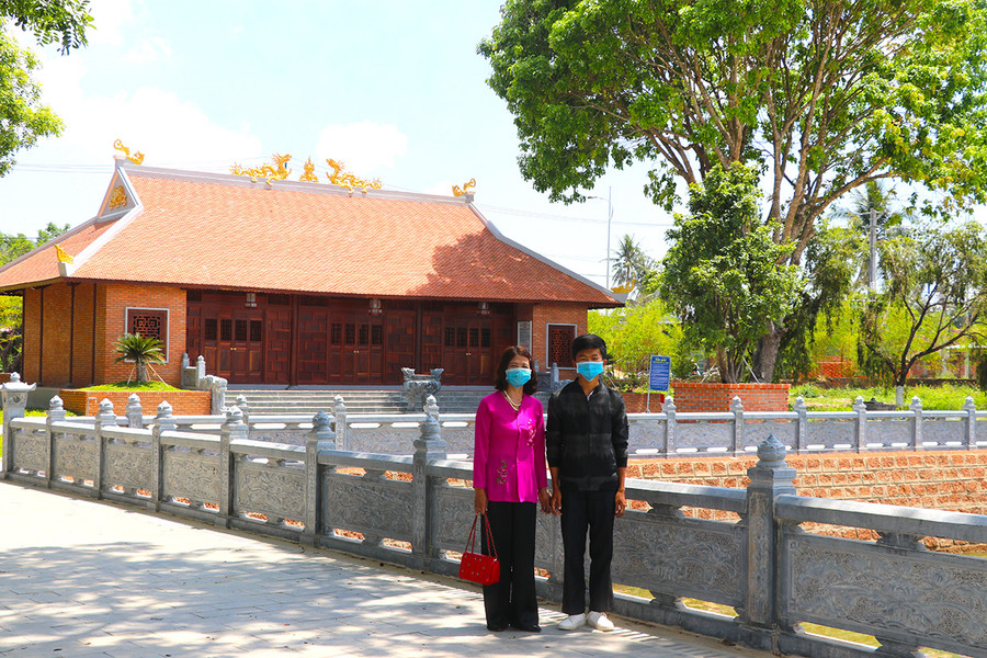  Du khách thực hiện nghiêm việc đeo khẩu trang khi đến thăm Khu di tích lịch sử Tây Sơn Thượng đạo tại thị xã An Khê. Ảnh: Ngọc Minh