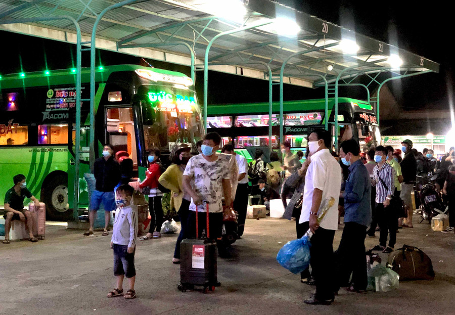 Ban Chỉ đạo phòng-chống dịch Covid-19 tỉnh yêu cầu các sở, ngành chức năng thực hiện sàng lọc, giám sát y tế tại các bến xe từ đêm 30-5. Ảnh: Lê Hòa