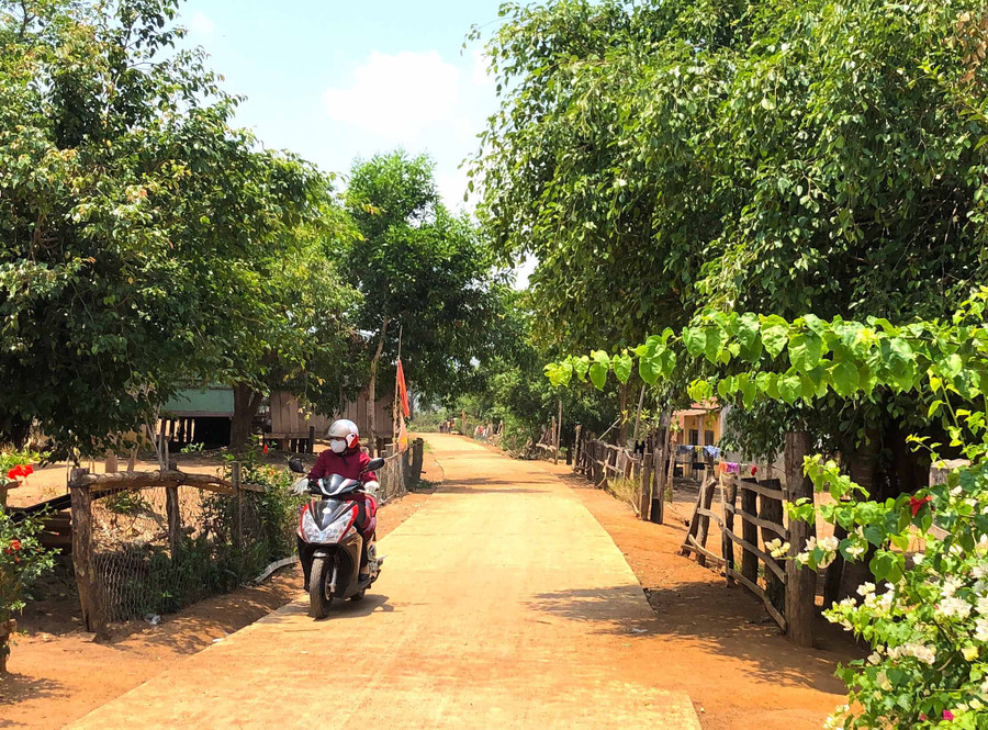 Các tuyến đường ở làng Châu (xã Chư Krêy, huyện Kông Chro) được đổ bê tông, giúp người dân đi lại thuận tiện. Ảnh: Ngọc Minh