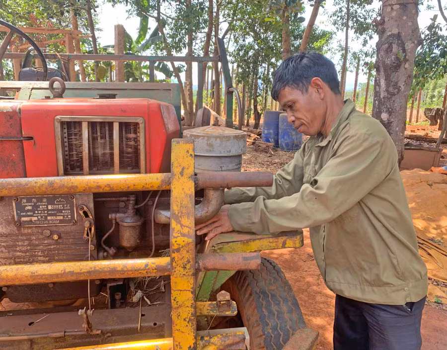 Ông Kpuih Ơ mua sắm các phương tiện phục vụ sản xuất nông nghiệp. Ảnh: Phương Linh