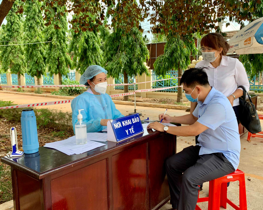 Trung tâm Y tế huyện Chư Sê tổ chức phân luồng, khám sàng lọc, khai báo y tế ngay từ cổng vào. Ảnh: Như Nguyện