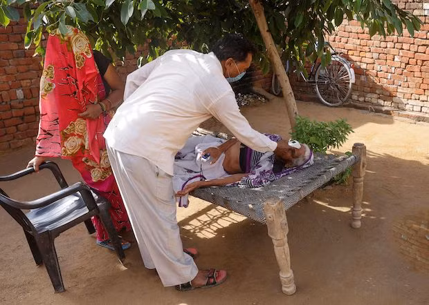 Một bệnh nhân Covid-19 được điều trị tại 1 phòng khám ở làng Parsaul, bang Uttar Pradesh. Ảnh: Reuters