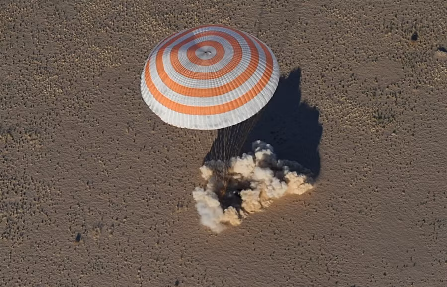 Soyuz MS-08 của Nga chở phi hành đoàn 55/56 của Trạm Vũ trụ Quốc tế hạ cánh xuống một khu vực hẻo lánh ở phía đông nam thị trấn Zhezkazgan, Kazakhstan. Ảnh: Roscosmos/Sputnik