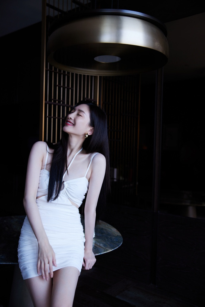 Làn da trắng hồng kết hợp với vóc dáng thon thả và gợi cảm càng làm cho Giang Sơ Ảnh đẹp rạng rỡ hơn. Ngoài ra, mái tóc dài bồng bềnh và lối trang điểm nhẹ nhàng giúp sao phim 30 chưa phải là hết toát lên phong thái sang chảnh. ẢNH: WEIBO NV