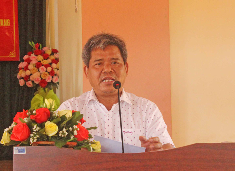 Ông Hồ Văn Điềm, Ủy viên Ban Thường vụ Tỉnh ủy, Chủ tịch UBMTTQVN tỉnh đang phát biểu tại Hội nghị tiếp xúc cử tri xã Đêr Ar và Đak Trôi