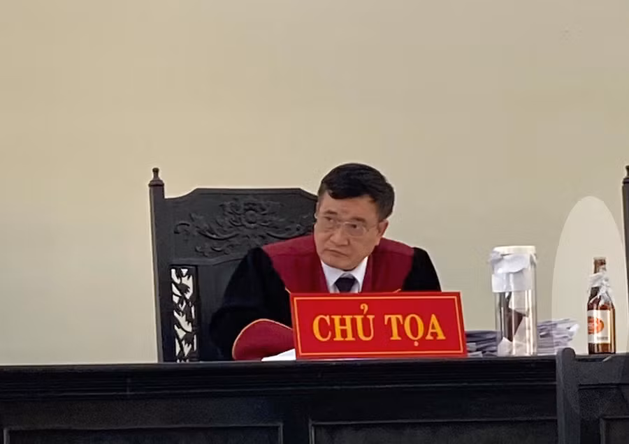 Chủ tọa cho tạm ngừng phiên tòa để thu thập thêm tài liệu, chứng cứ chứng minh xuất xứ chai bia bị lỗi (góc phải ảnh) -ẢNH: PHAN THƯƠNG