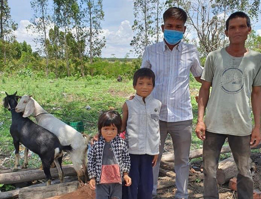 Liên đội Trường Tiểu học và THCS Đinh Núp (xã Pờ To, huyện Ia Pa) trao dê giống cho gia đình em Đinh Phxi (thôn Bi Gia). Ảnh: Vũ Chi