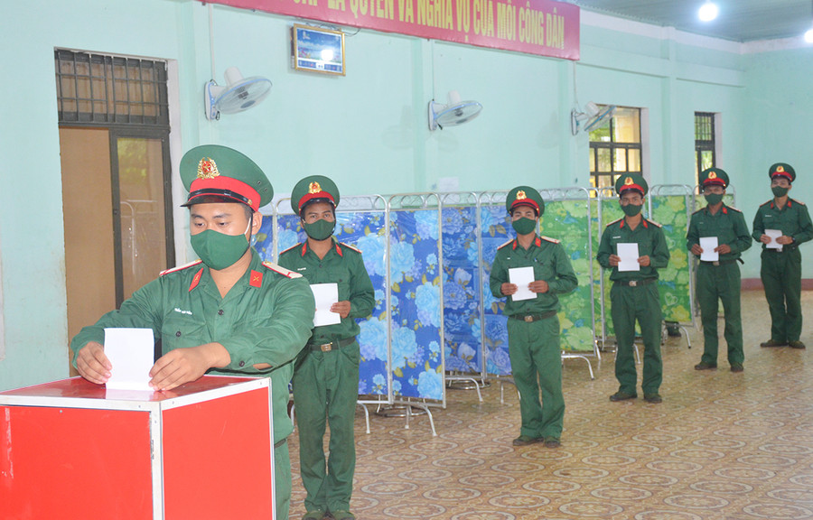 Cử tri Tiểu đoàn Bộ binh 50 bỏ phiếu. Ảnh: Vĩnh Hoàng Cử tri Tiểu đoàn 50 bỏ phiếu. Ảnh: Vĩnh Hoàng
